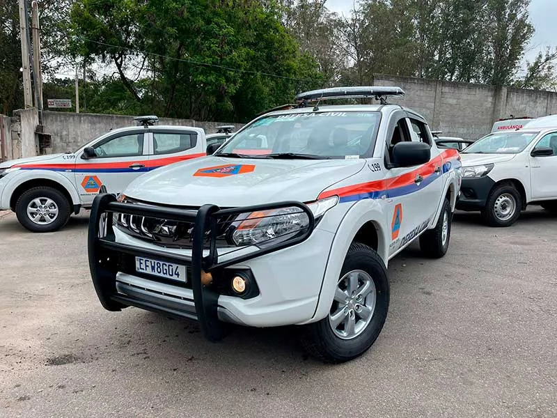 Para-choque de impulsão em aço fabricado pela R&R Veículos Especiais, montado em pickup da Defesa Civil