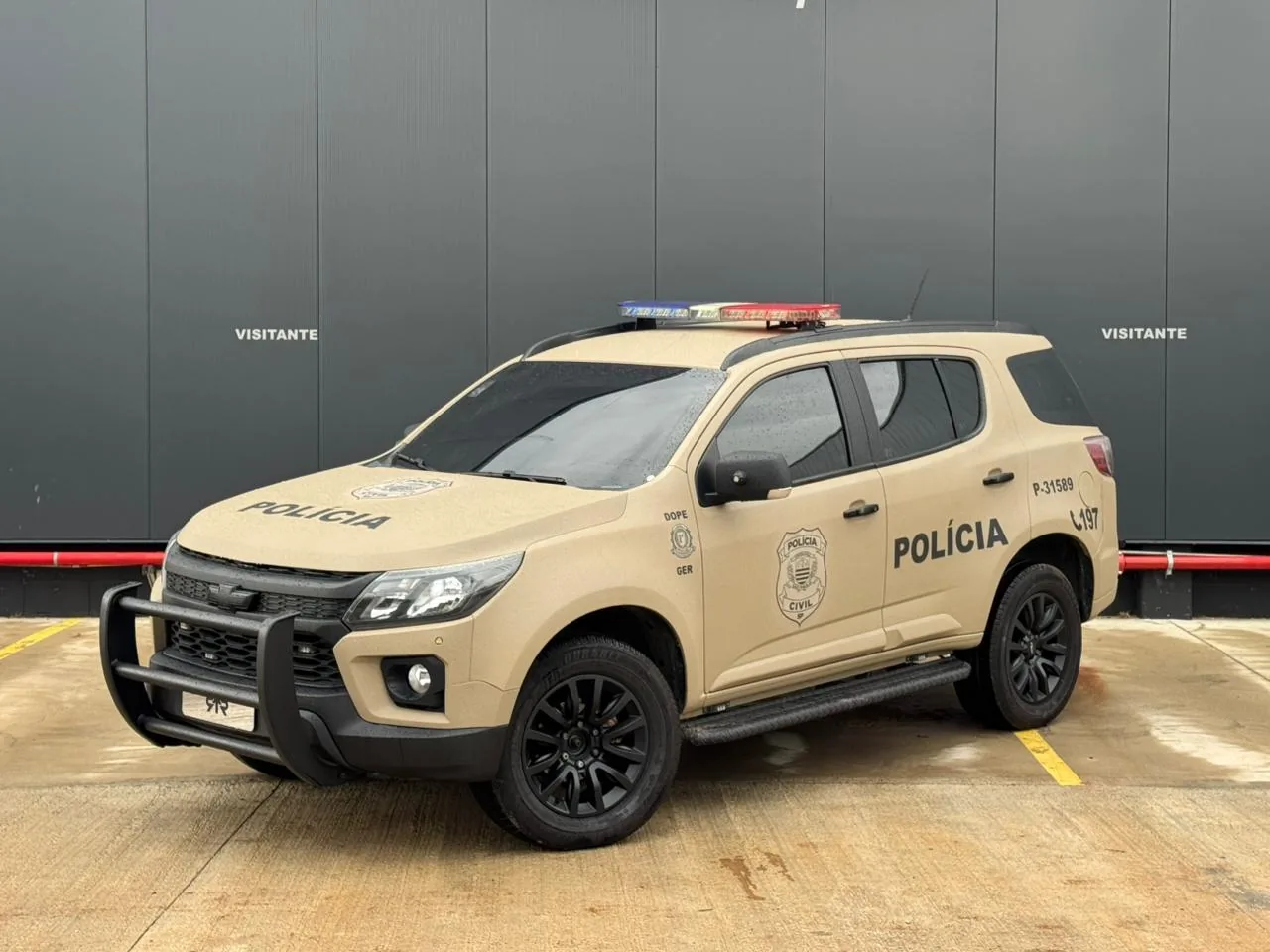 Viatura Chevrolet Trailblazer da Polícia Civil de São Paulo, vista 3/4 dianteira, transformado pela R&R Veículos Especiais