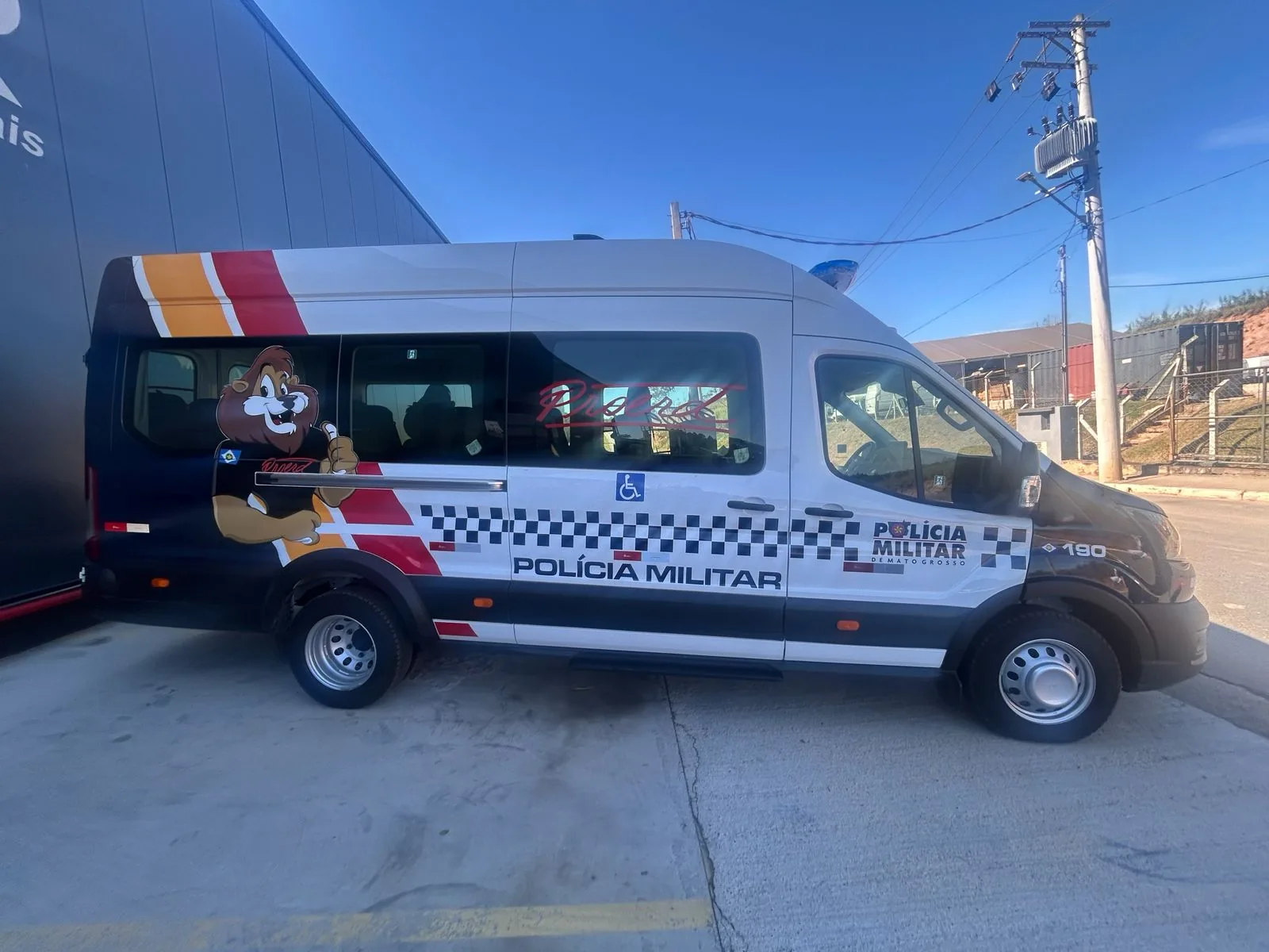 Viatura Ford Transit do PROERD da PM do Mato Grosso, vista lateral direita, transformado pela R&R Veículos Especiais