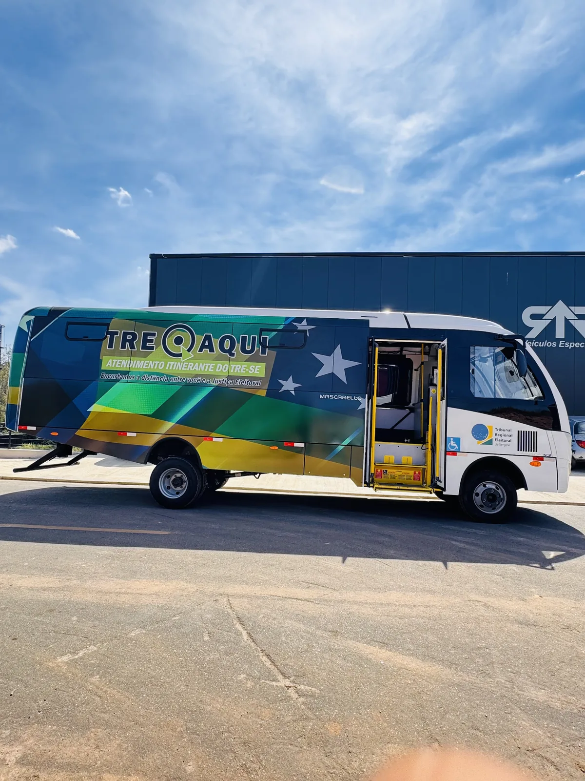 Micro-ônibus Iveco Mascarello itinerante do TRE de Sergipe, elevador de acessibilidade, transformado pela R&R Veículos Especiais
