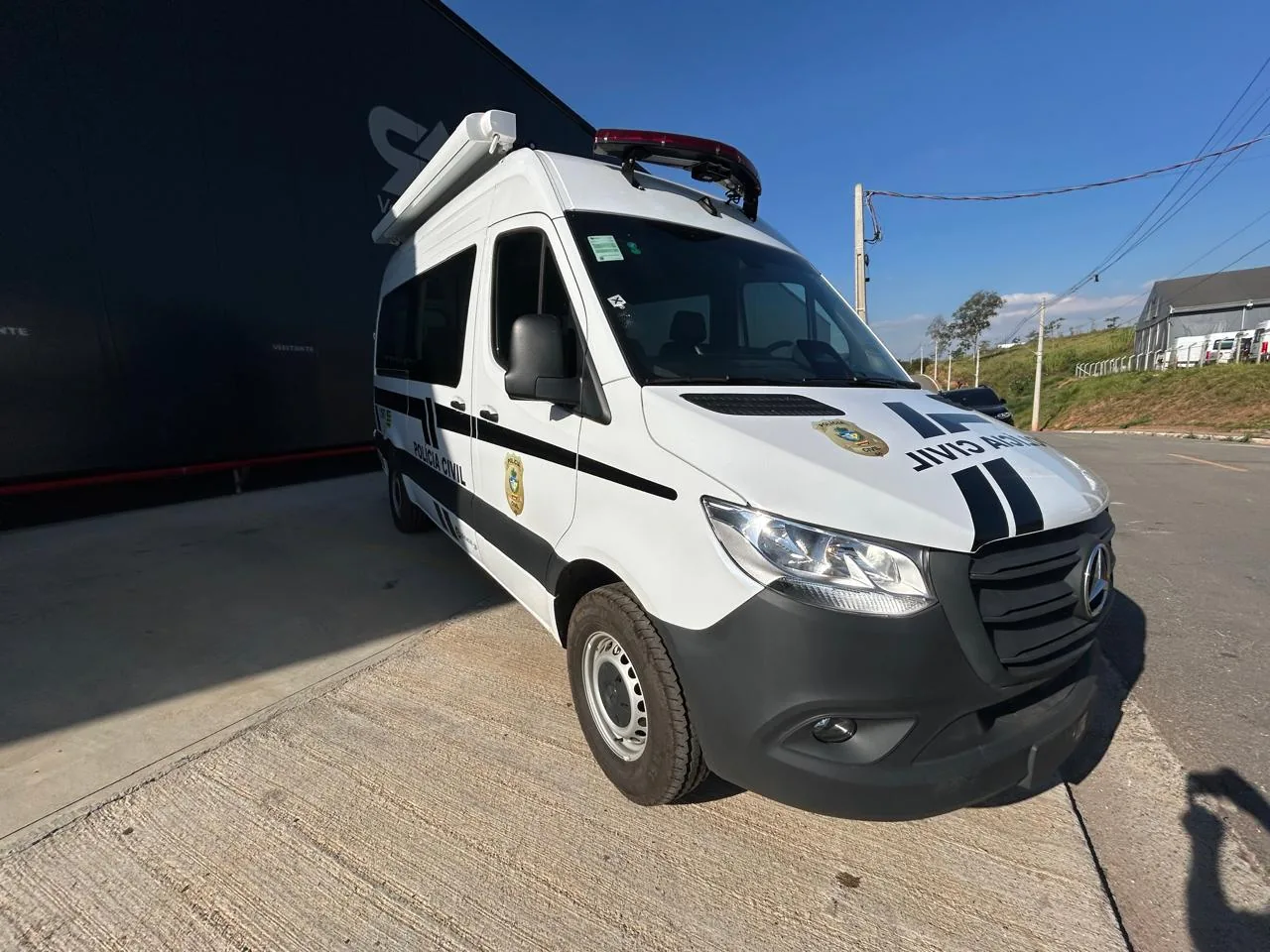 Base móvel Mercedes-Benz Sprinter da Polícia Civil, vista 3/4 dianteira, transformado pela R&R Veículos Especiais