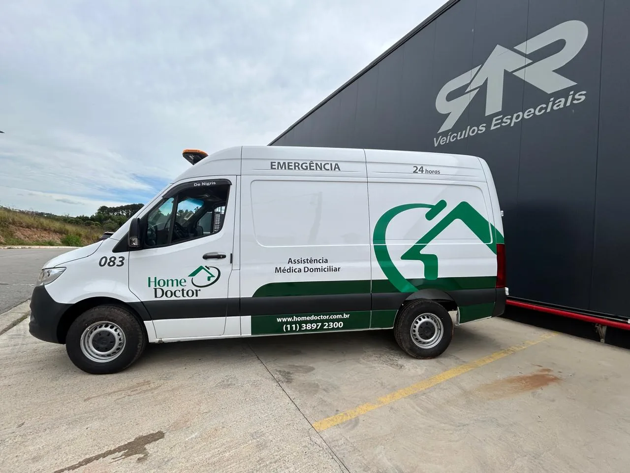 Unidade Mercedes-Benz Sprinter de atendimento domiciliar Home Doctor, vista lateral, transformado pela R&R Veículos Especiais