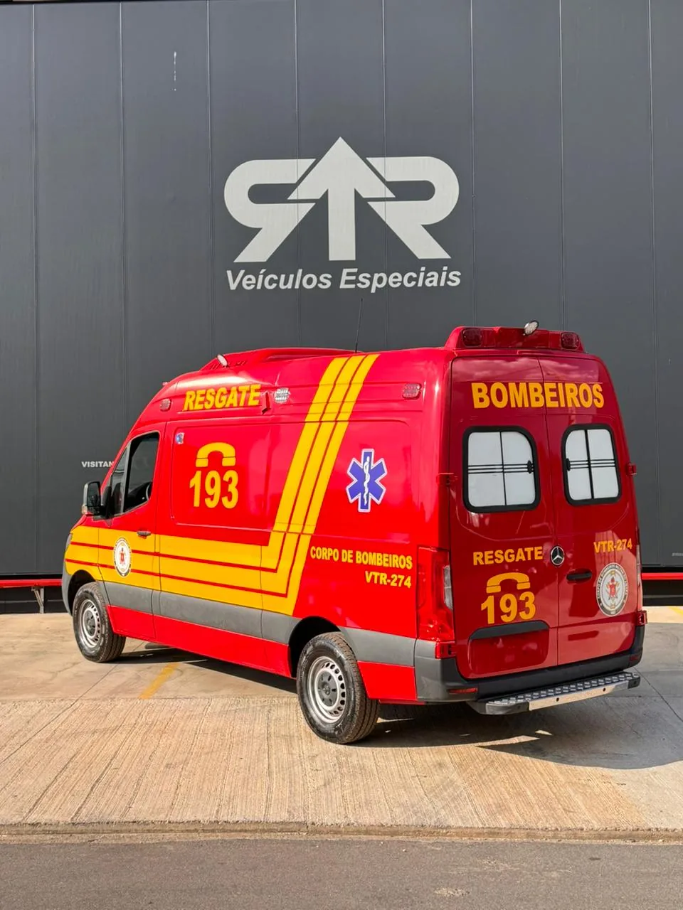 Unidade de resgate Mercedes-Benz Sprinter dos Bombeiros de Minas Gerais, vista 3/4 traseira, transformado pela R&R Veículos Especiais