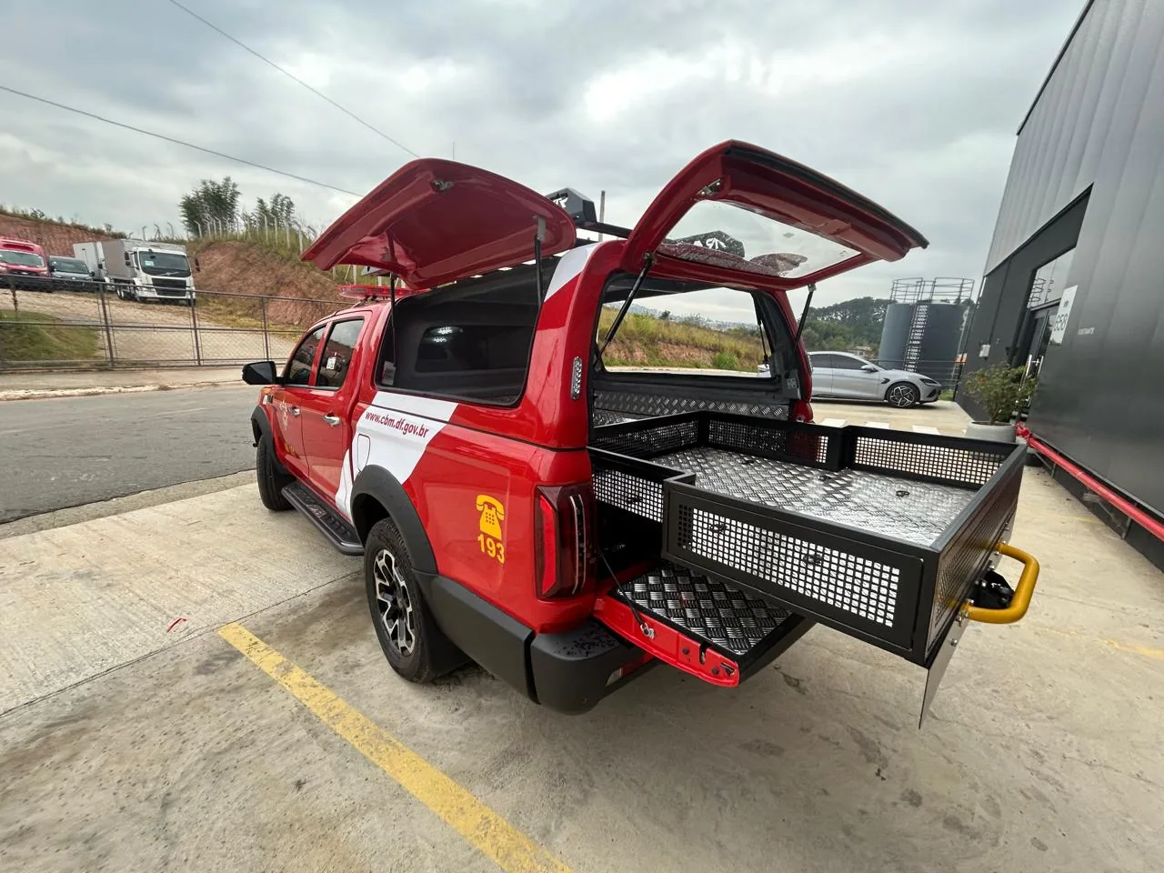 Viatura de bombeiros pickup JAC do CBMDF, vista 3/4 traseira, transformado pela R&R Veículos Especiais