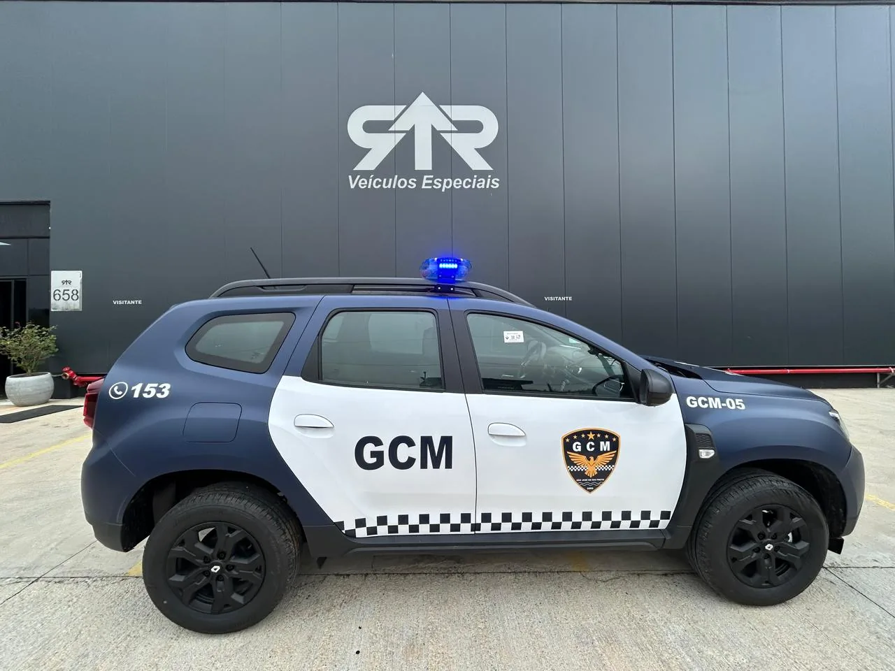 Viatura Renault Duster da Guarda Civil Municipal de José da Boa Vista, vista lateral, transformado pela R&R Veículos Especiais
