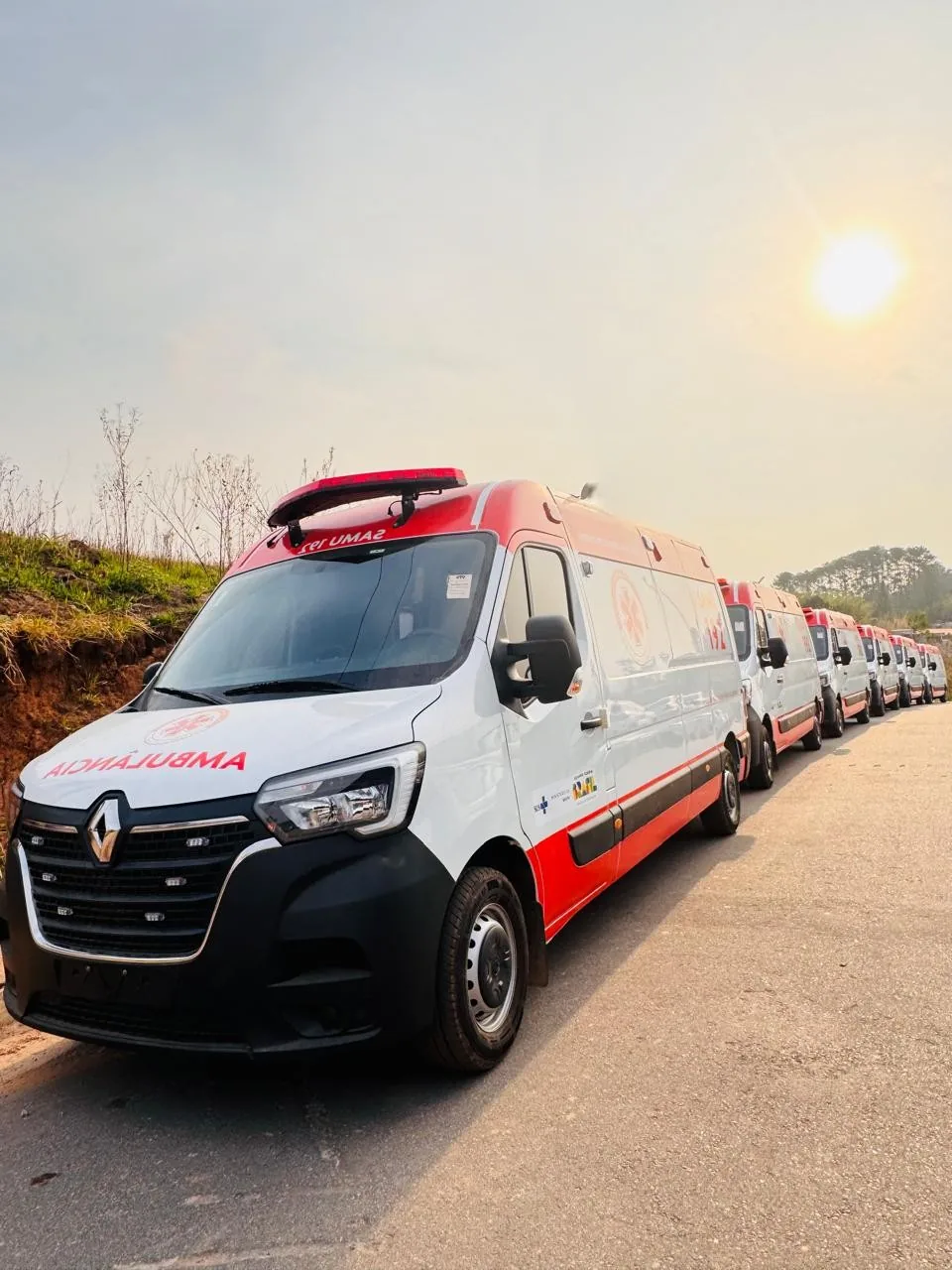 Ambulâncias SAMU 192 Renault Master em produção de série, fila de ambulâncias, transformado pela R&R Veículos Especiais
