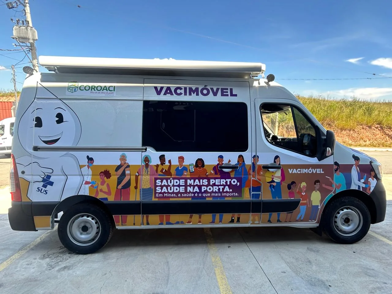 Vacimóvel Renault Master da Prefeitura de Coroaci, vista lateral, transformado pela R&R Veículos Especiais