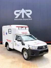 Ambulância tipo UTI sobre pickup Toyota Hilux, foto 3, transformado pela R&R Veículos Especiais