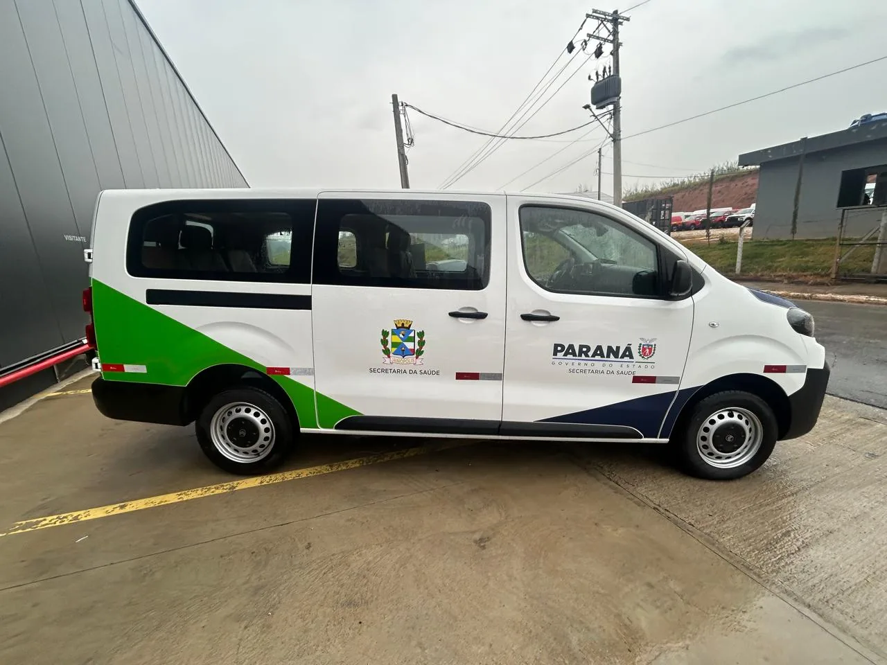 Van Citroën Jumpy da Secretaria da Saúde do Paraná, vista lateral, transformado pela R&R Veículos Especiais