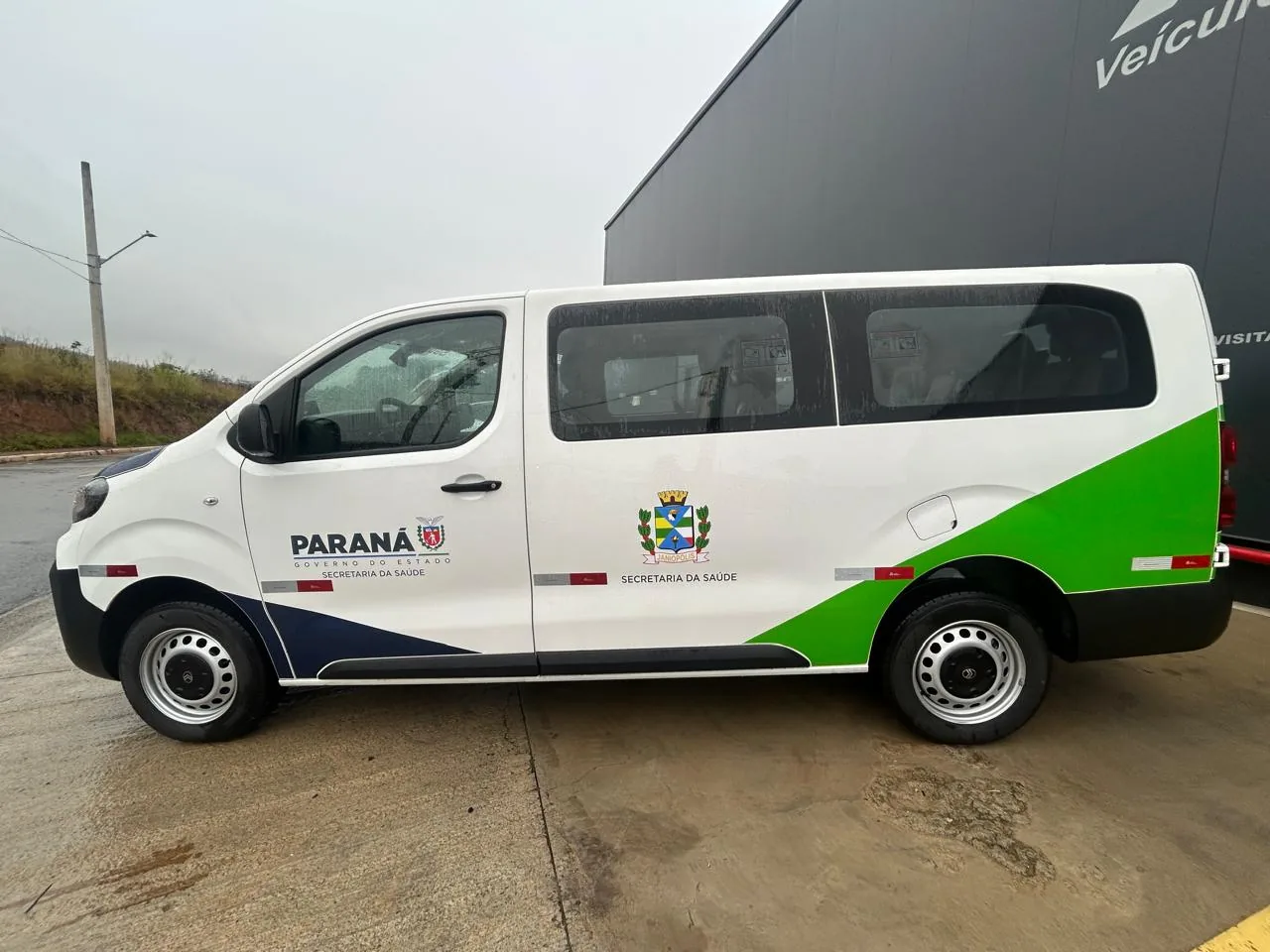 Van Citroën Jumpy da Secretaria da Saúde do Paraná, vista lateral direita, transformado pela R&R Veículos Especiais