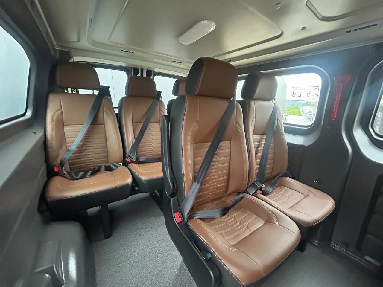 Van Citroën Jumpy da Secretaria da Saúde do Paraná, interior em couro, transformado pela R&R Veículos Especiais