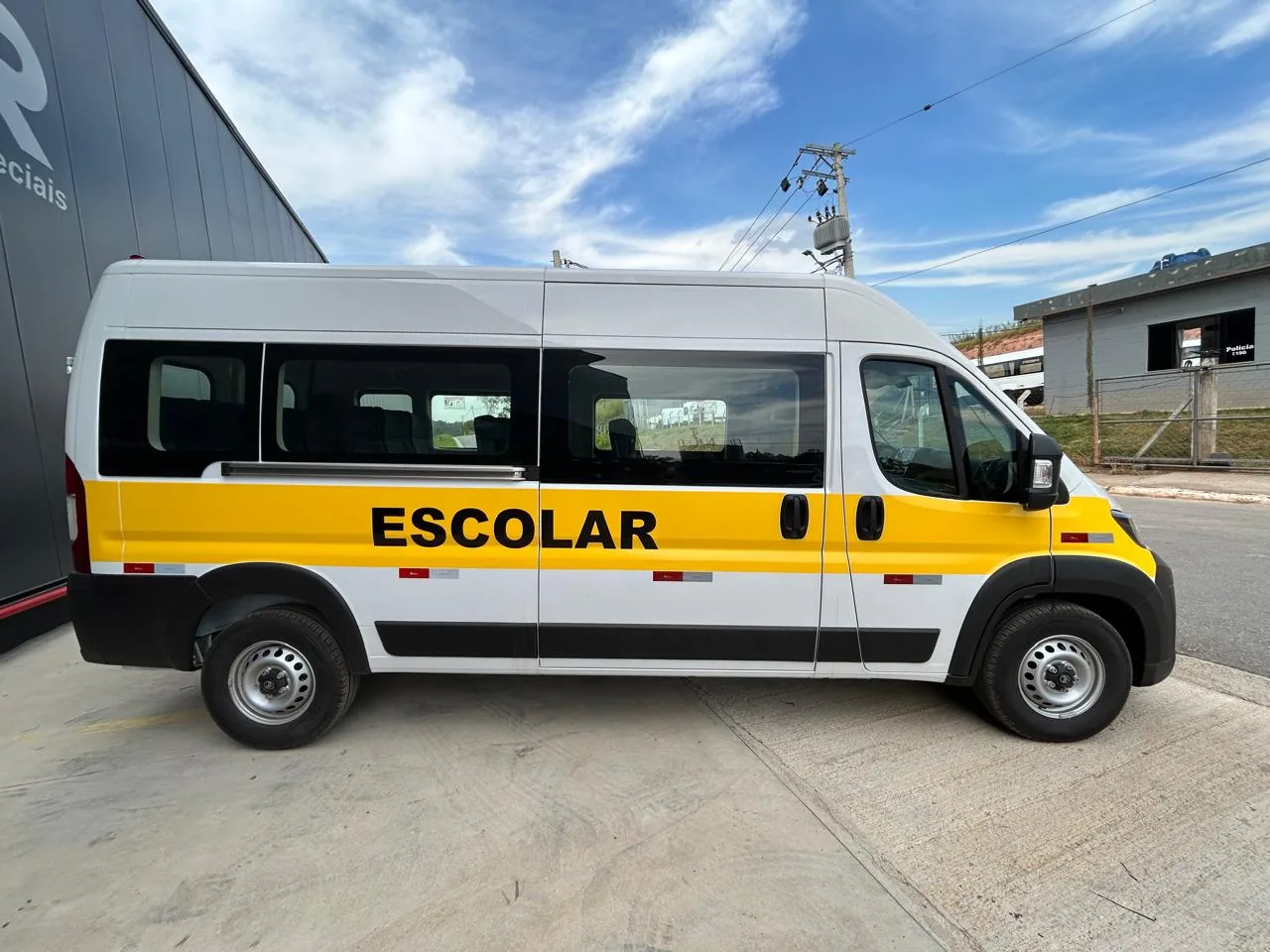 Van escolar Citroën Jumper, vista lateral direita, transformado pela R&R Veículos Especiais