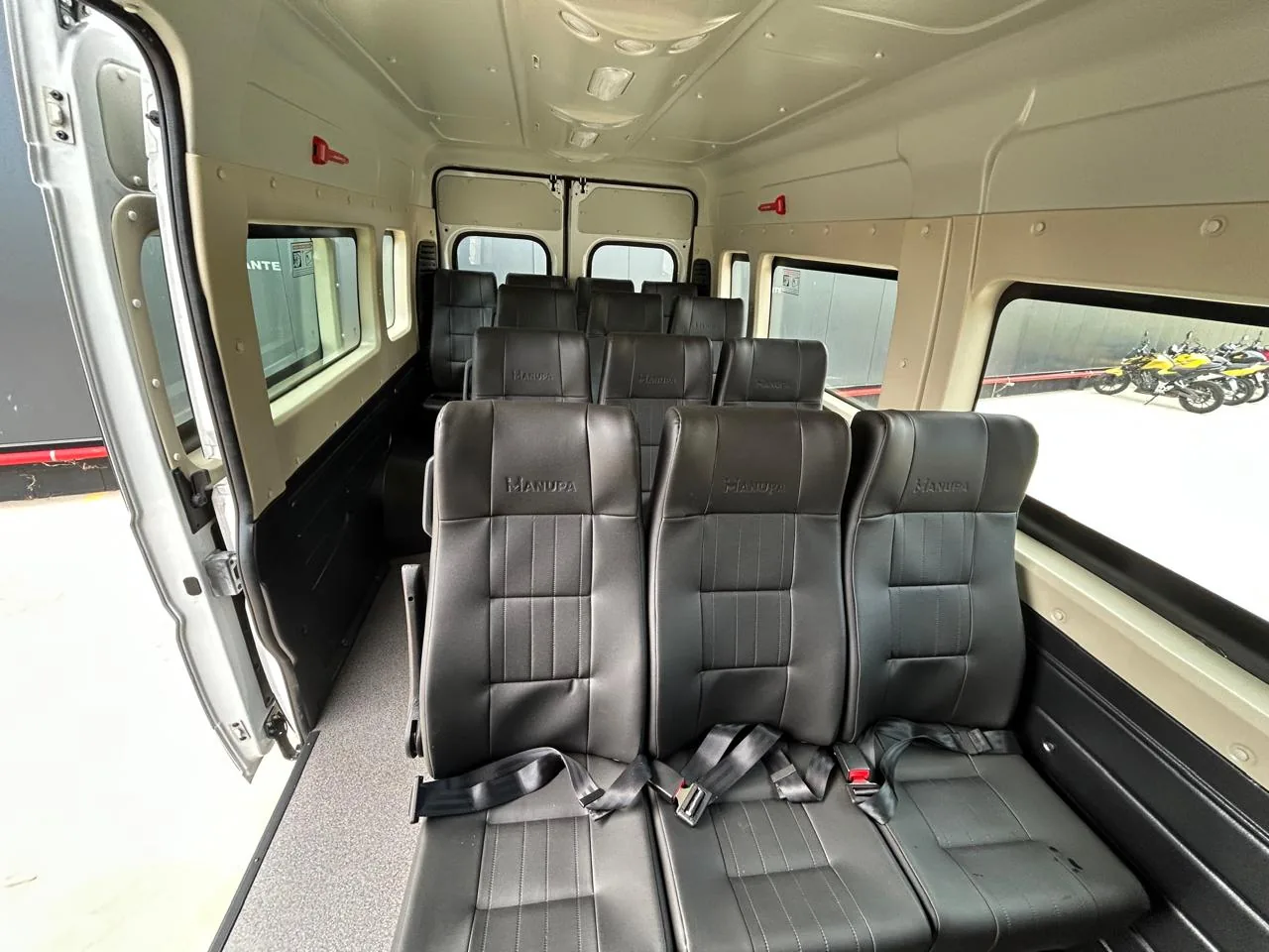 Van escolar Citroën Jumper, salão de passageiros, transformado pela R&R Veículos Especiais