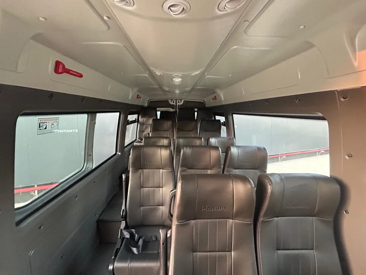 Van escolar Iveco Daily 50 do Governo de Minas, salão de passageiros, transformado pela R&R Veículos Especiais