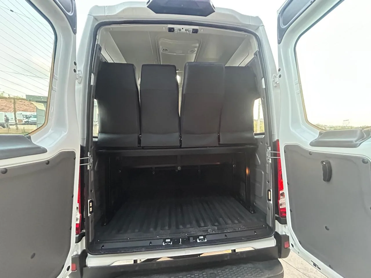Van escolar Iveco Daily 50 do Governo de Minas, portas traseiras, transformado pela R&R Veículos Especiais
